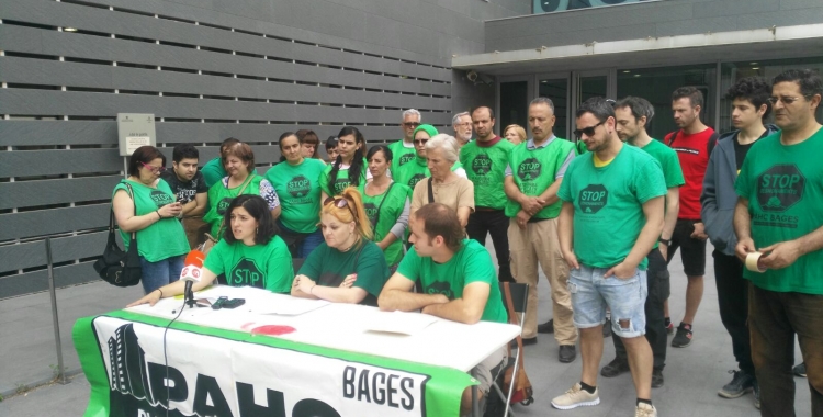 Els membres de les PAH, a les portes dels jutjats de Manresa / PAH Sabadell