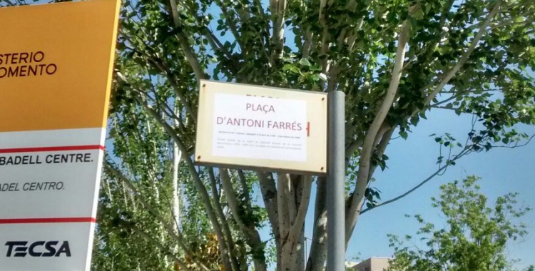 L'adhesiu damunt la placa de la plaça Antoni Llonch 