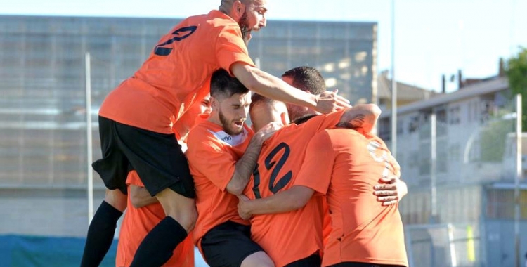 Imatge dels jugadors de la UE Sabadellenca celebrant un gol