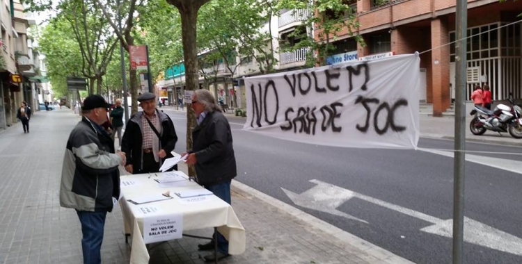 Els veïns de l'Eixample han recollit signatures contra la sala de jocs/ AV Eixample