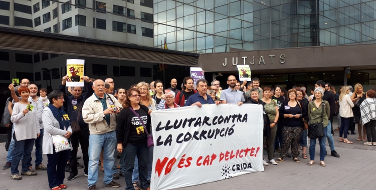Una cinquantena de persones s'han concentrat davant dels jutjats en mostra de suport a Serracant/ Karen Madrid