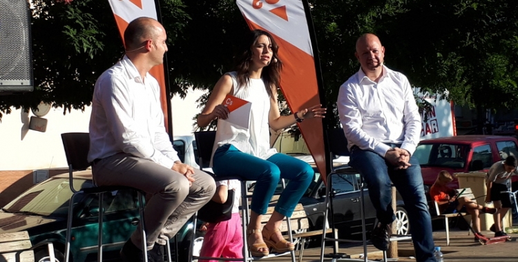 Arrimadas, Hernández i Garcia, a la plaça del Pi de Ca n'Oriac/ Karen Madrid