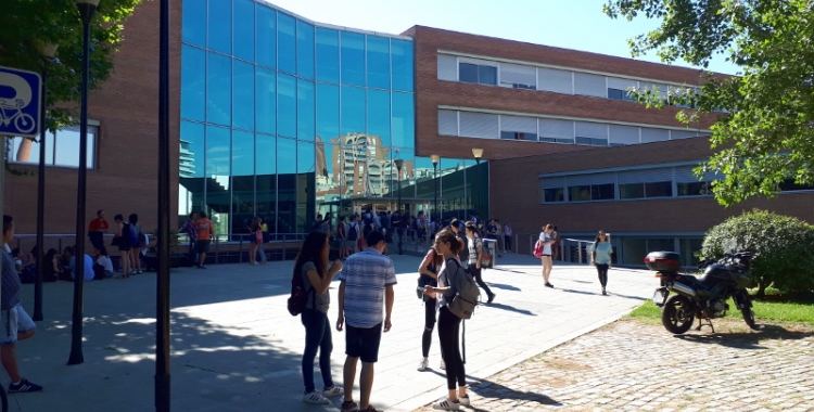 La majoria d'estudiants sabadellencs s'examinen al campus de Covadonga/ Karen Madrid