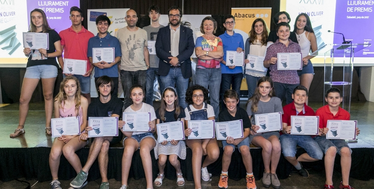 Els premiats amb l'alcalde Juli Fernández i el tinent d'alcalde Joan Berlanga. Foto: Ajuntament de Sabadell. Autor: Juanma Peláez.