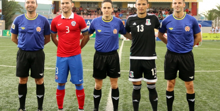 Embela (de negre) en un partit de la selecció Sub-20 de Guinea Equatorial davant Xile | C.O.T.I.F. L'Alcúdia