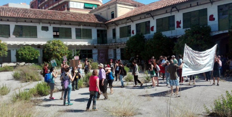 La plataforma Volem la Caserna! ocupa les antigues instal·lacions de la Guàrdia Civil a Sabadell