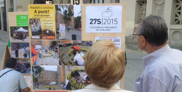 Un home i una dona miren l'exposició de l'ANC. Foto: Ràdio Sabadell