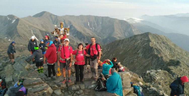 Membres de la UES al cim del Canigó ahir. Foto: Unió Excursionista de Sabadell (UES)