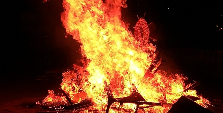 Foguera de Sant Joan. Foto: AV de La Creu Alta a Twitter