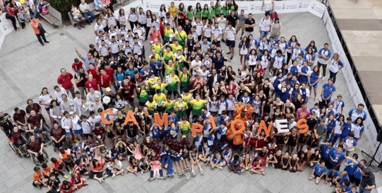 Foto de campions feta ahir al migdia a la plaça Doctor Robert | Juanma Peláez (SBDesport)