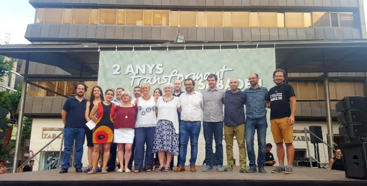 Foto de família durant l'acte de commemoració dels dos anys de mandat del govern municipal