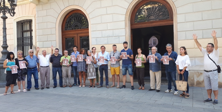 Una vintena de persones s'han sumat al minut de silenci/ Karen Madrid