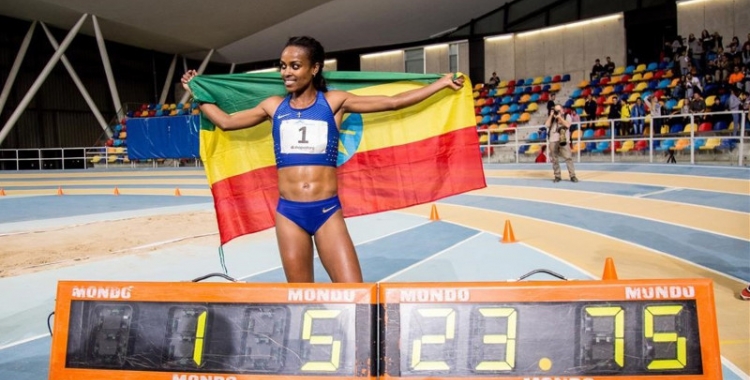 Genzebe Dibaba va batre el rècord del món Indoor dels 2.000 metres a Sabadell | Núria Puentes (El Periódico)