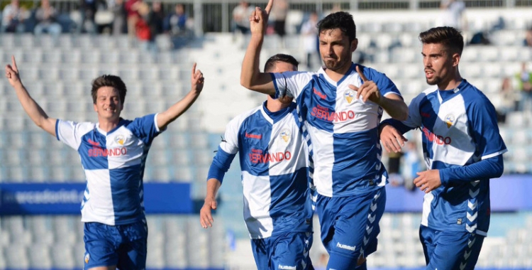 Lucas Viale celebrant el seu gol contra l'Atlético Levante | Roger Benet (CES)