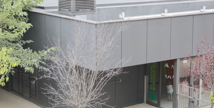 Imatge de l'escola amb l'aparell de bioclimatització al sostres. Foto: Ajuntament de Sabadell