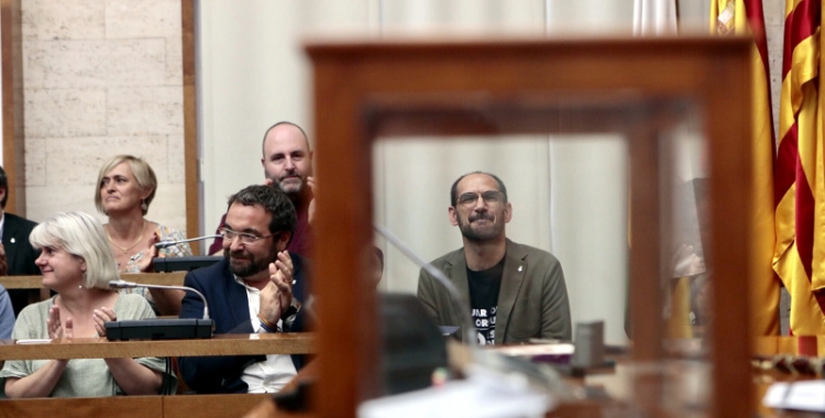 Maties Serracant darrera de l'urna on s'ha votat la seva investidura
