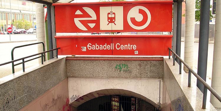 Imatge de l'accés a l'estació Sabadell Centre de Rodalies Renfe