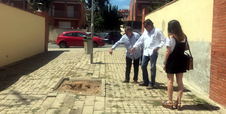 Gesa, amb un veí de Sant Julià, comprovant l'estat del barri/ Cedida