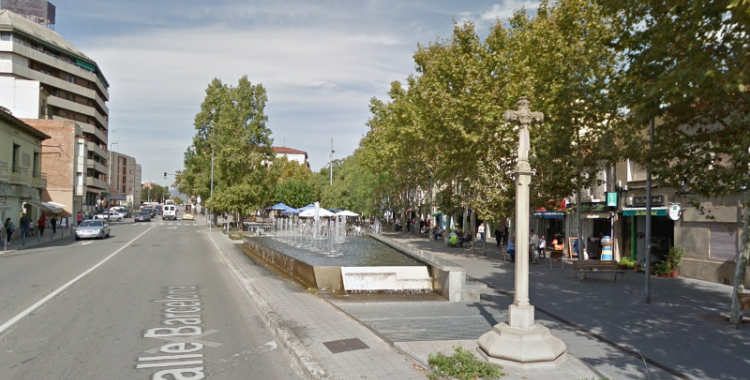 Foto de la creu en primer pla a la plaça de la Creu de Barberà. Foto: Streetview, Google.