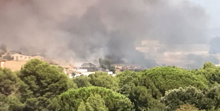 El fum de l'incendi es va poder veure des de diferents punts de Sabadell