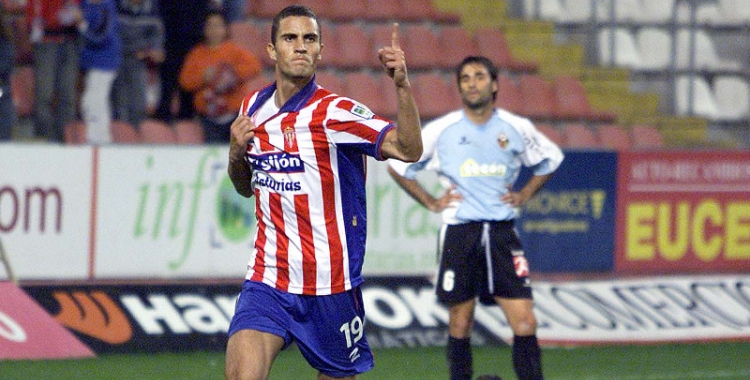 Arthuro celebrant un gol amb l'Sporting de Gijón