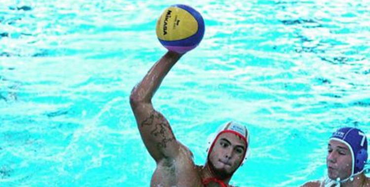 Borja Fenoy amb la pilota en un partit de la selecció