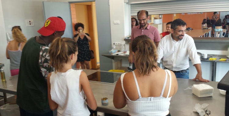 Taller de cuina al Casal de l'IES Jonqueres visitat per Serracant i Fernández | Pau Duran