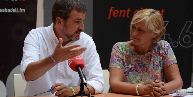 El cap d'antena, Sergi Garcés, i la regidora Marisol Martínez en roda de premsa | Roger Benet