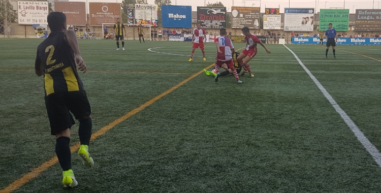 Capó i Montero lluiten contra un rival en el partit d'ahir a Nou Barris