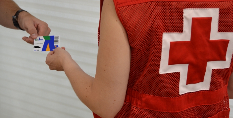 La targeta prepagament que s'està entregant a les famílies |Creu Roja Sabadell