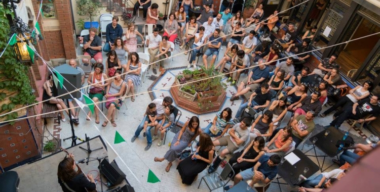 Joana Serrat, en l'actuació en directe al Pati de l'Alliance Française el 2015. 