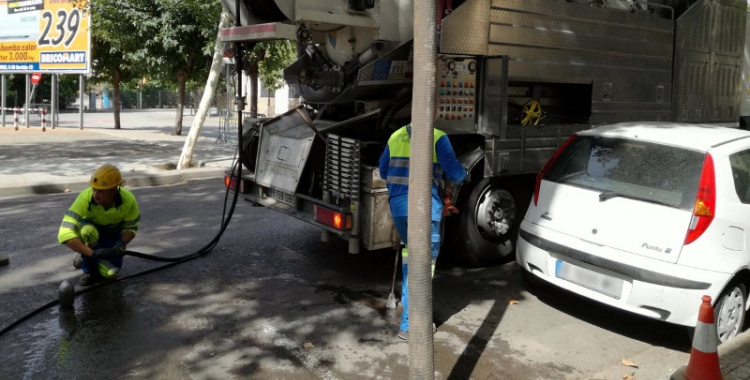 Els operaris fan tasques de manteniment al clavegueram de Sabadell