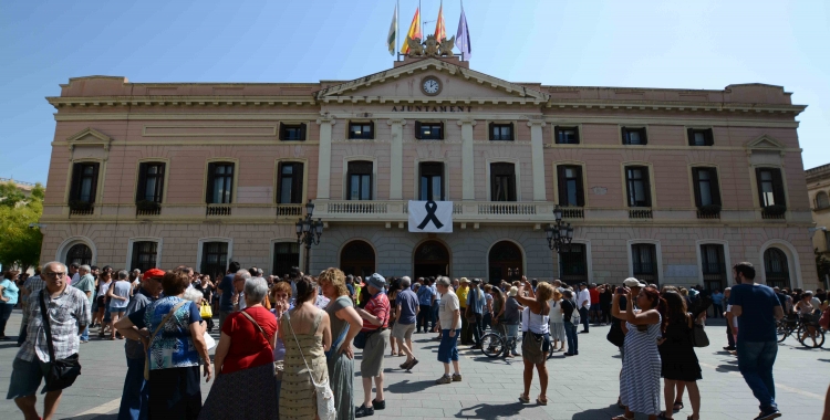 Concentració davant l'Ajuntament de Sabadell de condemna dels atemptats, divendres passat al migdia. | Roger Benet