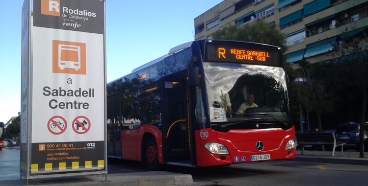 El bus llançadora, que connecta les estacions de Sabadell Nord, tancada per obres, amb la de Sabadell Sud. 