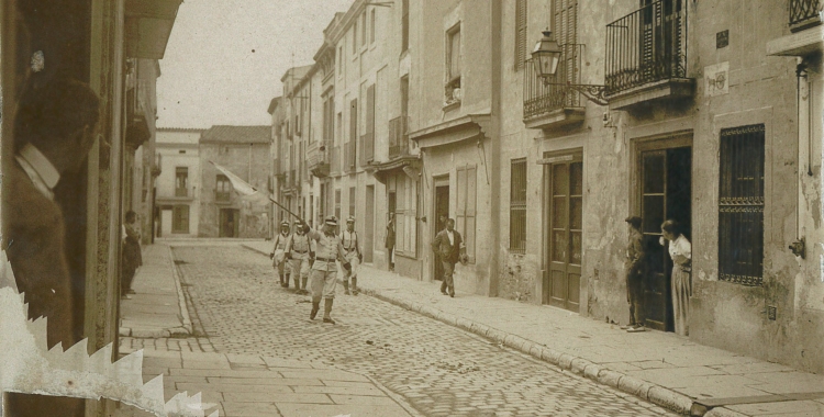 Membres de la Creu Roja de Sabadell pels carrers del centre de la ciutat, l'agost de 1917. Fons: Creu Roja Sabadell