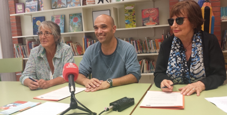 Joan Berlanga amb Rosa Roig, de Càritas, i Dolors Pallàs, d'Andi Down | Pau Duran 