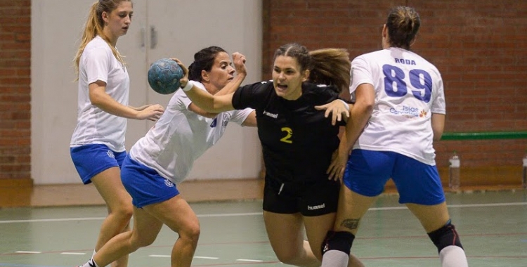 Clara del Baño, en una acció del primer partit de lliga contra el Tenerife | Èric Algemis - OAR Gràcia