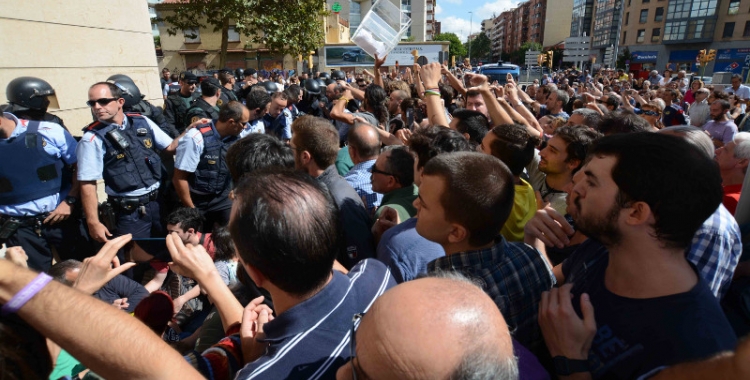 Mig miler de persones s'han concentrat contra les accions policials per impedir l'1O/ Roger Benet