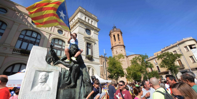 Centenars de persones han passat al llarg del matí pels entorns de l'Ajuntament/ Roger Benet