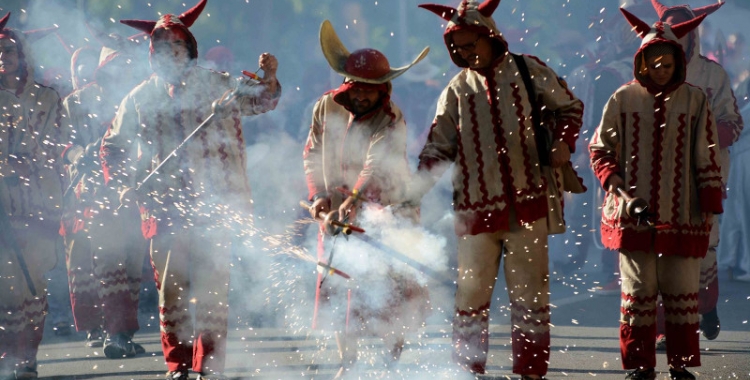 Imatge de les colles de foc durant la cercavila d'aquesta tarda