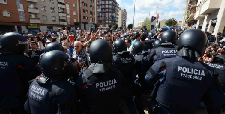 La policia, durant la detenció de Joan Ignasi Sánchez/ Roger Benet