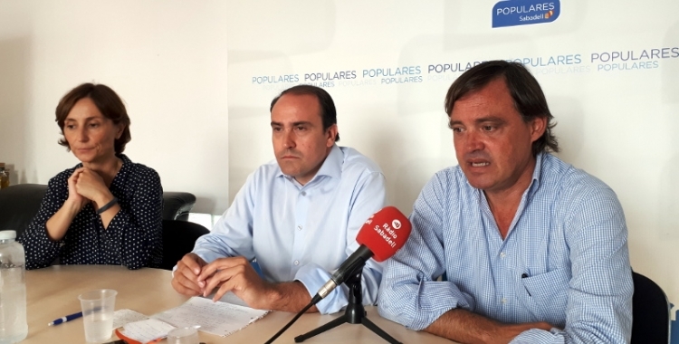 Daniel Serrano (al centre), al costat del regidor Esteban Gesa, del PP. 