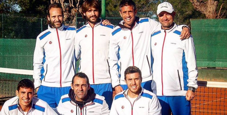 Bruno Barrientos (amb gorra) amb l'equip absolut masculí de la temporada passada 