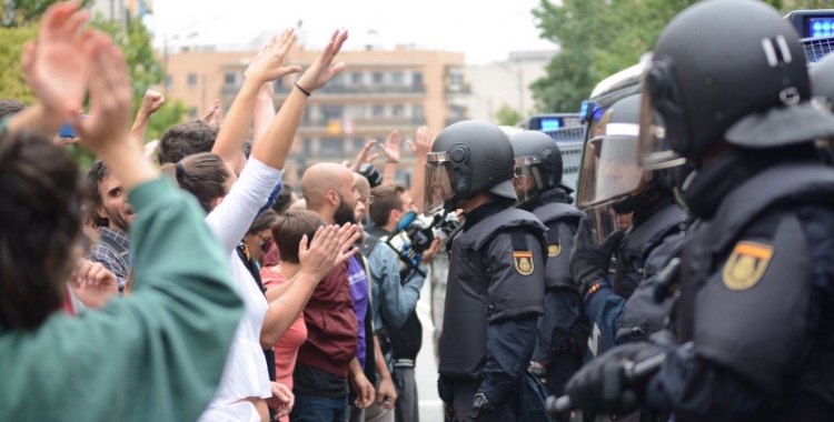 Les persones concentrades davant de l'escola Nostra Llar van patir moments de tensió amb la policia/ Roger Benet