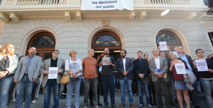 L'alcalde i els regidors durant la lectura de la declaració | Roger Benet