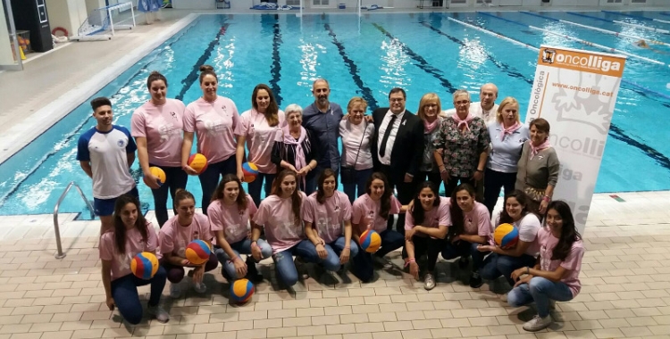 L'equip femení de waterpolo del Club Natació Sabadell amb Oncolliga.