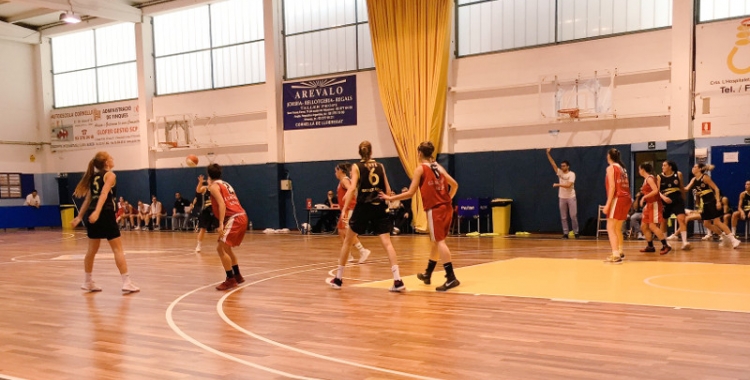 Imatge del partit entre el Basket Almeda i el Sant Nicolau