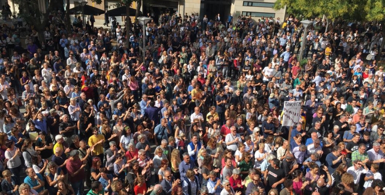 La gent aplegada a plaça Sant Roc | Mireia Sans