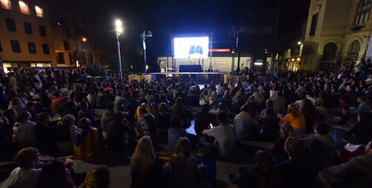 Imatge de la plaça Doctor Robert la nit de l'1-O. Foto: Roger Benet 