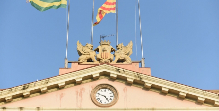 L'edifici de l 'Ajuntament sense les banderes espanyola i europea. Foto: Roger Benet